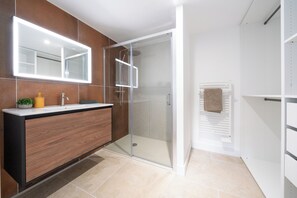 Dusche, Haartrockner, Handtücher, Seife