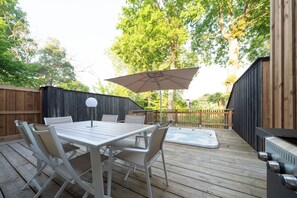 Outdoor dining - Pontoon house on the banks of the Cazaux canal (La Teste-de-Buch)