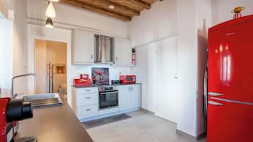 Apartment, 2 Bedrooms, Patio, Sea View | Dapur peribadi | Peti sejuk, ketuhar gelombang mikro, dapur