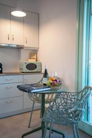 Apartamento, 1 habitación, balcón, vistas al mar | Zona de estar