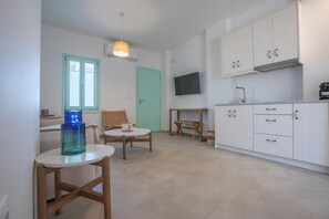 Íbúð - 1 svefnherbergi - verönd - sjávarsýn | Einkaeldhús | Ísskápur, örbylgjuofn, eldavélarhellur, pottar/pönnur/diskar/hnífapör