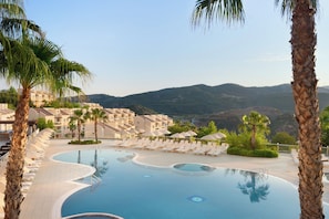 Innenpool, Außenpool (je nach Saison geöffnet), Cabañas (kostenlos)