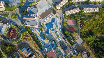 Piscina coperta, piscina stagionale all'aperto