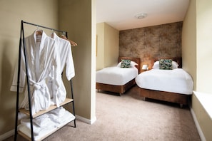 5 bedrooms, iron/ironing board, WiFi, bed sheets