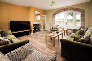 Smart TV, fireplace