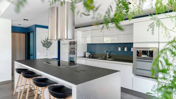 Micro-ondes, four, plaque de cuisson, lave-vaisselle