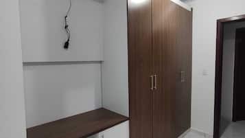 Basic Room | Laptop workspace