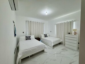 3 habitaciones, tabla de planchar con plancha, wifi y ropa de cama