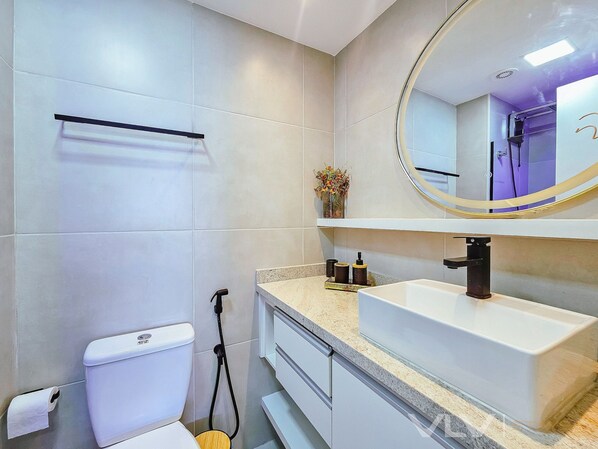 Studio | Salle de bain | Savon, papier de toilette