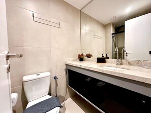 Appartement Club | Salle de bain | Savon, papier toilette