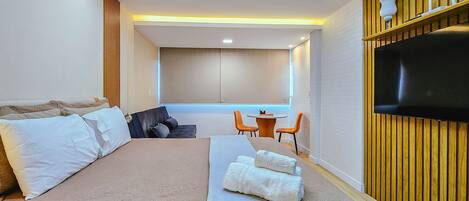 Club-huoneisto | Kannettavalle tietokoneelle sopiva työtila, pimennysverhot