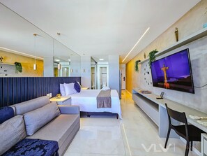 مساحة عمل للكمبيوتر المحمول وستائر تعتيم وواي فاي مجانًا