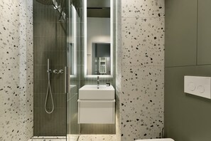 Deluxe Apartment, Harbor View | Bathroom | Separate tub and shower, hair dryer, towels, soap