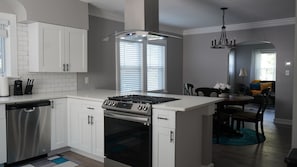 Frigorifero, microonde, forno, piano cottura