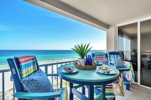 Outdoor dining - 🏖️Island Princess 705- Island Paradise | Gulf Front+Pool | Beach Service🏖️ (Fort Walton Beach)
