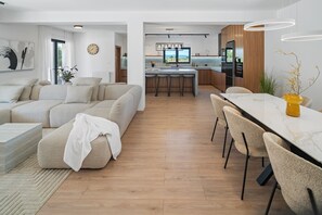 Tv, tv-spel och ett bordtennisbord