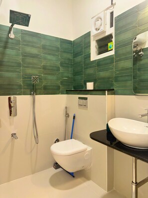Shower, hair dryer, towels, soap - 2-bedroom apartment in marvelous Bengaluru with AC, WiFi. Enjoy your stay (Bengaluru)