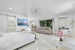 Superior studio suite, terras, uitzicht op tuin | Een kluis op de kamer, verduisterende gordijnen