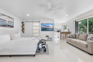 Superior studio suite, terras, uitzicht op tuin | Een kluis op de kamer, verduisterende gordijnen