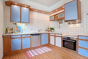 Un four, surface de cuisson, lave-vaisselle