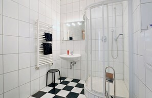 Dusche, Haartrockner, Handtücher, Seife