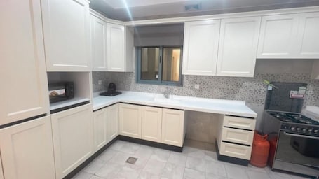 Microondas, tetera/pava eléctrica, utensilios de cocina