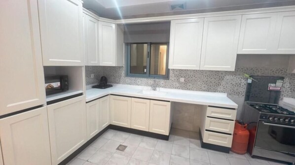 Junior Apartment, Balcony | Dapur peribadi | Ketuhar gelombang mikro, cerek elektrik