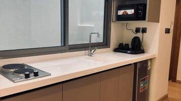Classic Apartment | Private kitchen | Microwave, electric kettle, cookware/dishes/utensils