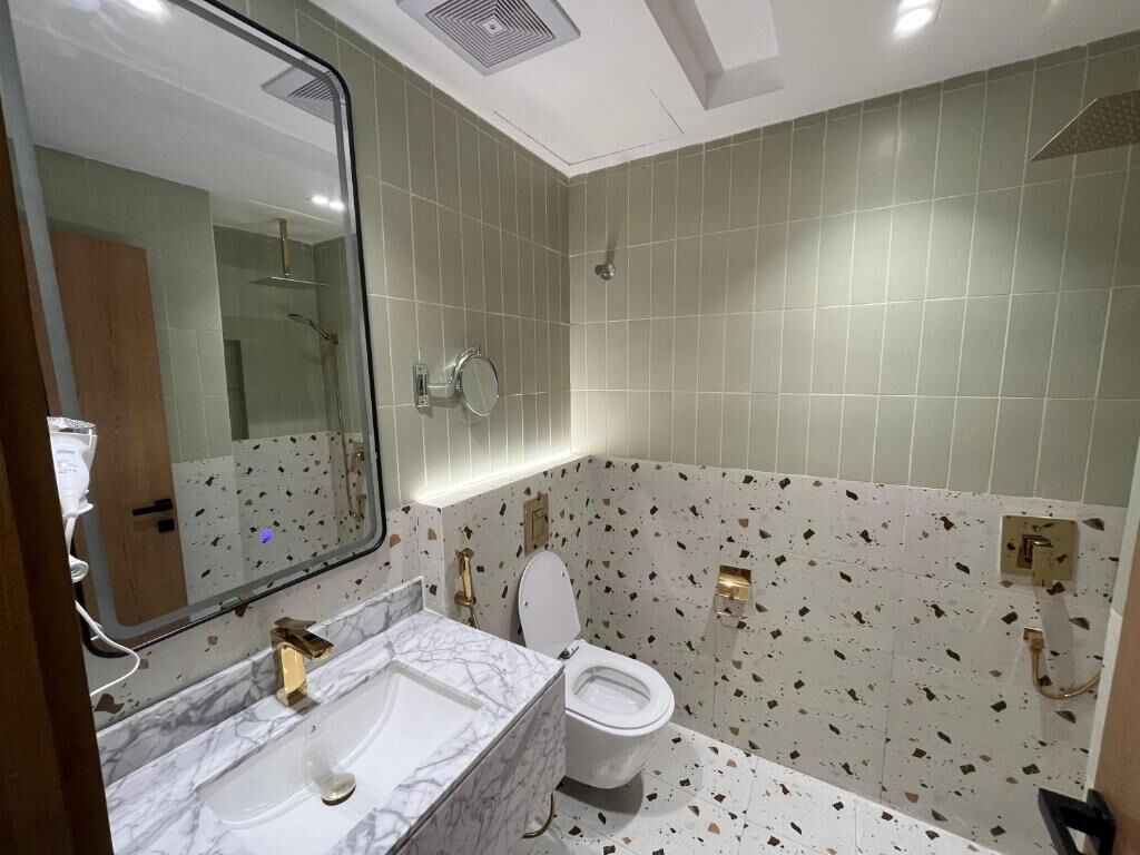 Căn hộ phong cách cổ điển | Phòng tắm | Máy sấy tóc, dép đi trong nhà, khăn tắm, xà phòng 