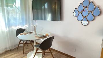 Studio, 1 Doppelbett, Gartenblick | Wohnbereich | 43-Zoll-Smart-TV mit Digitalempfang