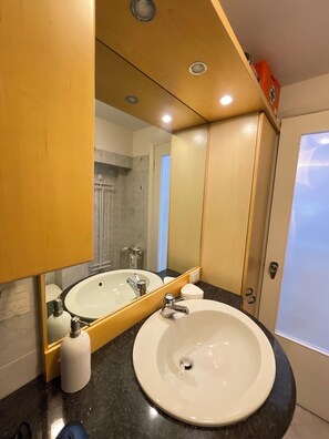 Comfort Studio, City View | Bathroom - Ferraretto cosy studio for 2 in Rapallo (Rapallo)