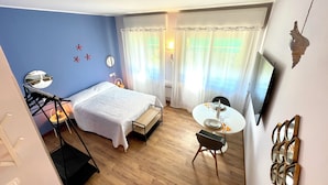 A room with a bed, a desk, a chair, a TV, and a window with curtains. - Ferraretto cosy studio for 2 in Rapallo (Rapallo)
