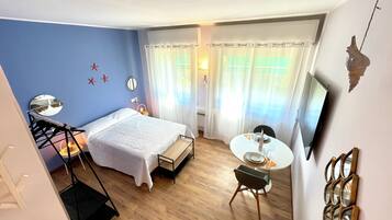 Studio, 1 Doppelbett, Gartenblick | Wohnbereich | 43-Zoll-Smart-TV mit Digitalempfang