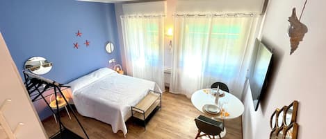 Studio, 1 Double Bed, Garden View | Living area