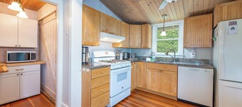 Charming 3BR, 2.5BA home with access to Merriconeag Sound