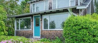 Charming 3BR, 2.5BA home with access to Merriconeag Sound