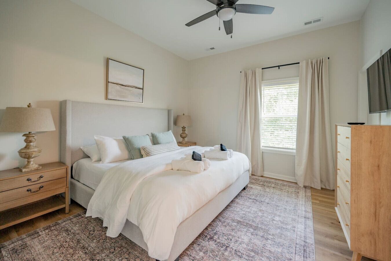 2 habitaciones, tabla de planchar con plancha, wifi y ropa de cama 