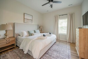 2 bedrooms, iron/ironing board, WiFi, bed sheets