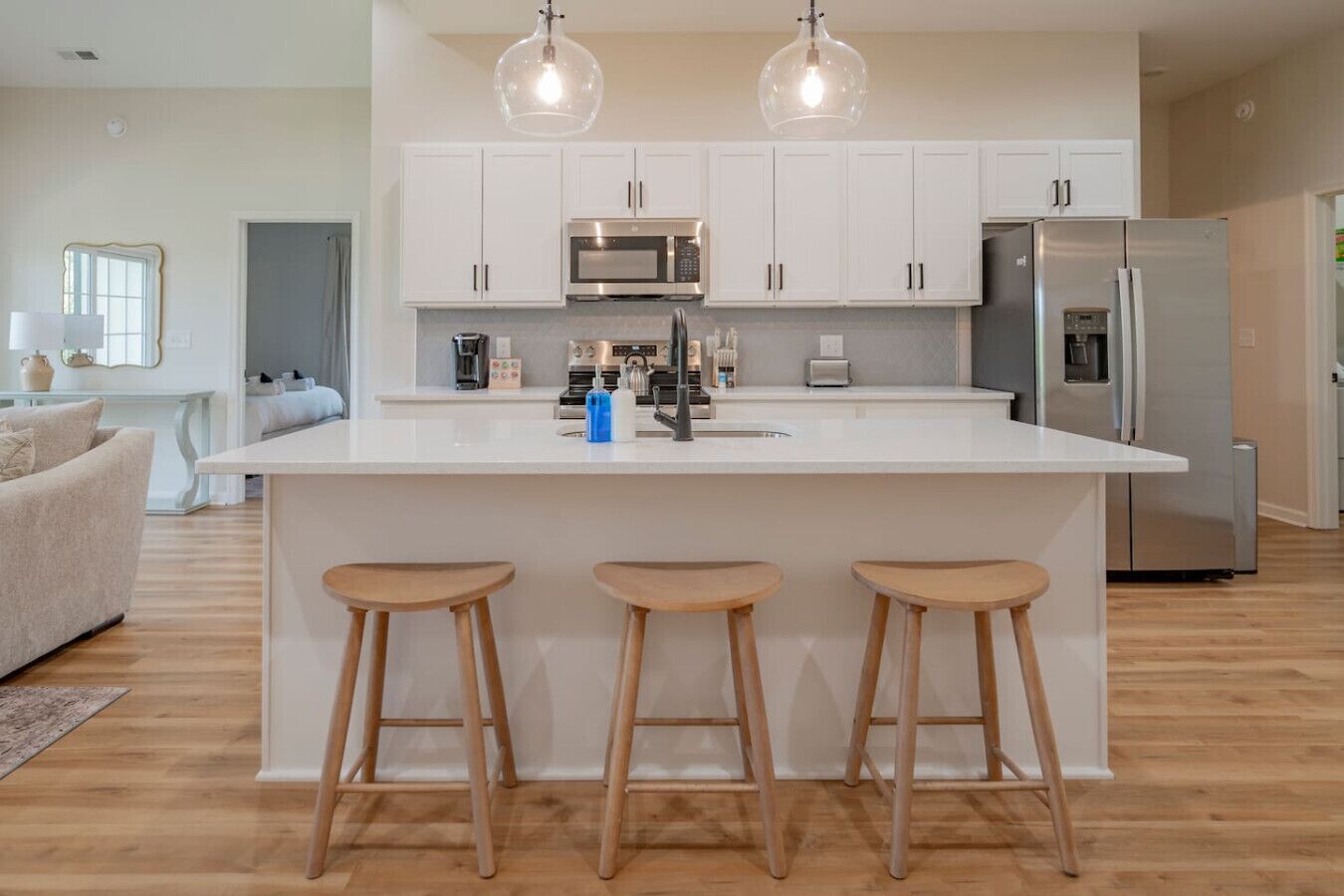 Kylskåp, mikrovågsugn, ugn och spishäll