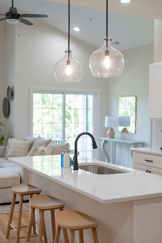 Modern 2BR Condo | *Near LU* | Wi-Fi & Smart TVs