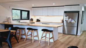 Geladeira, micro-ondas, cooktop, lava-louças