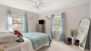 4 quartos, escrivaninha, ferros/tábuas de passar roupa, berço de viagem