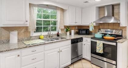 Graceful Getaway - Stylish 4BR Retreat Summer Fun