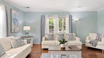 Smart TV, livros, aparelho de som