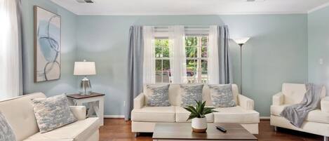 Smart TV, libros, estéreo