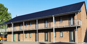 A two-story building with a flat roof, multiple windows, and a balcony on the upper floor. - Hotel zur Erholung (Buxtehude)
