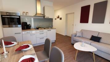 Familienzimmer, rollstuhlgeeignete Dusche | Eigene Küche