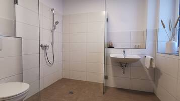 Familienzimmer, rollstuhlgeeignete Dusche | Badezimmer | Dusche, Haartrockner, Handtücher, Seife