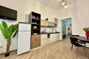 Micro-ondes, plaque de cuisson, lave-vaisselle, cafetière/bouilloire