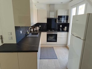 Kühlschrank, Mikrowelle, Ofen, Herdplatte